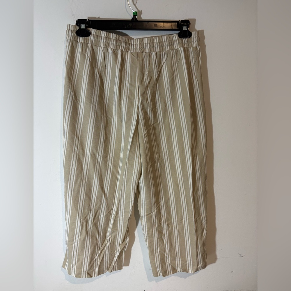 Belle Beach by Kim Gravel Women Medium Petite Tan White Pull on Pants Capri - Picture 3 of 5